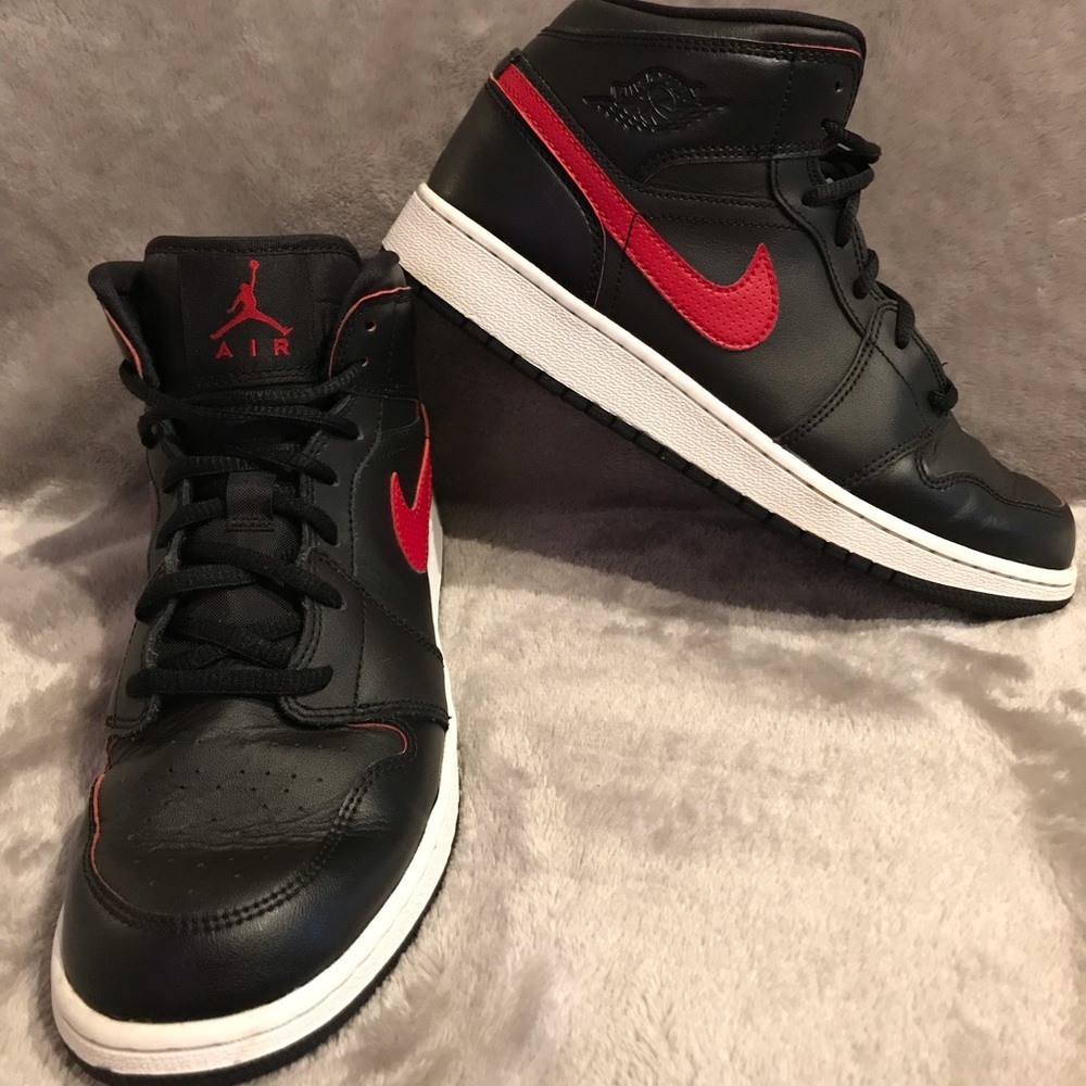 Boys Nike Air Jordan Mid Retro size 6